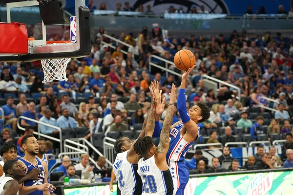 Orlando Magic 13 Ekim 2019 'da Florida, Orlando' daki Amway Center 'da Philadelphia 76ers' a ev sahipliği yaptı..  