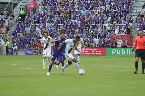 Orlando City 15 Nisan 2017 'de Florida, Orlando' daki Citrus Bowl 'da Los Angeles Galaksisine ev sahipliği yaptı..