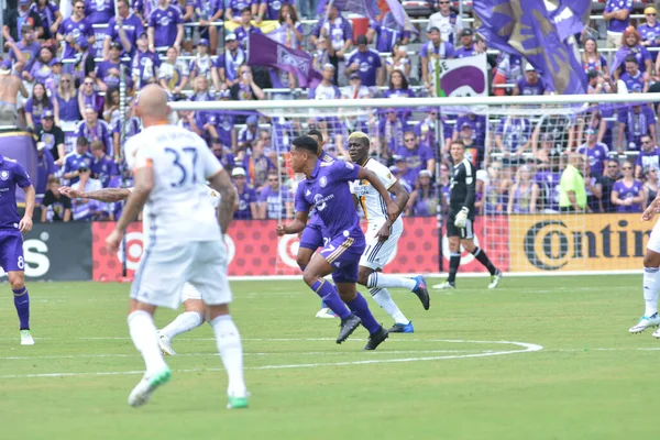 Orlando City 15 Nisan 2017 'de Florida, Orlando' daki Citrus Bowl 'da Los Angeles Galaksisine ev sahipliği yaptı.. 