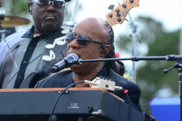 Stevie Wonder, Başkan Barack Obama 'nın 6 Kasım 2016' da Kissimmee Florida 'da başkanlık adaylığını destekleyen mitinginde performans sergiliyor..