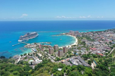 Bir yaz günü Ocho Rios Jamaika 'daki güzel plaj manzarası.