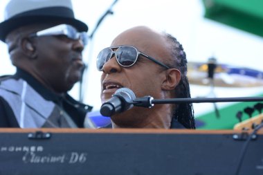 Stevie Wonder, Başkan Barack Obama 'nın 6 Kasım 2016' da Kissimmee Florida 'da başkanlık adaylığını destekleyen mitinginde performans sergiliyor..