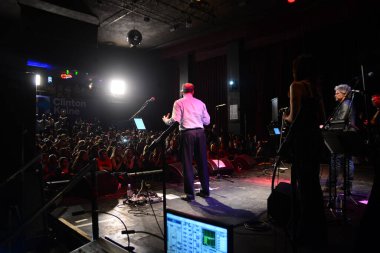 Şarkıcı Jon Bon Jovi, 5 Kasım 2016 'da St. Petersburg Florida' da Devlet Street Theater in Support of HIllary Clinton 'ın Başkan İhalesi' nde sahne alıyor.