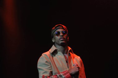 R & B Şarkıcısı Usher 12 Aralık 2014 'te Orlando Florida' daki Amway Center 'da sahne alacak..  