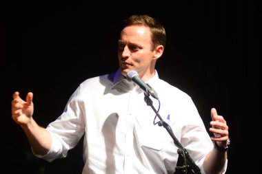 Şarkıcı Jon Bon Jovi, 5 Kasım 2016 'da St. Petersburg Florida' da Devlet Street Theater in Support of HIllary Clinton 'ın Başkan İhalesi' nde sahne alıyor.