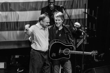 Şarkıcı Jon Bon Jovi, 5 Kasım 2016 'da St. Petersburg Florida' da Devlet Street Theater in Support of HIllary Clinton 'ın Başkan İhalesi' nde sahne alıyor.