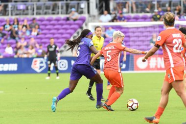 Orlando Pride, 22 Nisan 2018 'de Florida, Orlando' daki Exploria Stadyumu 'nda Houston Dash' e ev sahipliği yaptı.. 