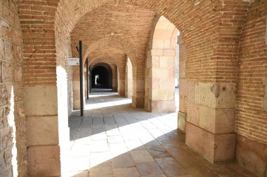 Kemer şeklindeki tuğla girişe bak