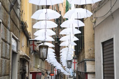 Cenova İtalya 'nın güzel şehrinde beyaz şemsiyeler 