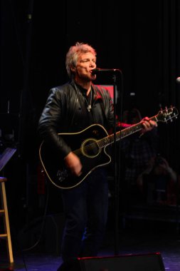 Şarkıcı Jon Bon Jovi, 5 Kasım 2016 'da St. Petersburg Florida' da Devlet Street Theater in Support of HIllary Clinton 'ın Başkan İhalesi' nde sahne alıyor.