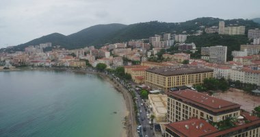 Güzel bir kıyı şeridi manzarası var. 