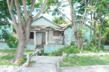 Yıllardır kullanılmayan terk edilmiş eski bir ev. 