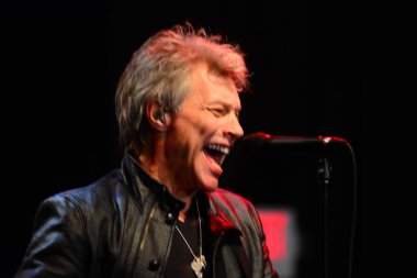 Şarkıcı Jon Bon Jovi, 5 Kasım 2016 'da St. Petersburg Florida' da Devlet Street Theater in Support of HIllary Clinton 'ın Başkan İhalesi' nde sahne alıyor.