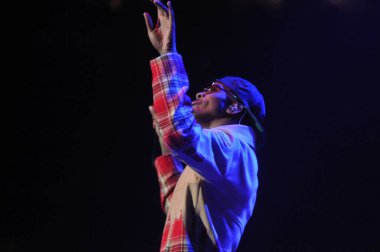 R & B Şarkıcısı Usher 12 Aralık 2014 'te Orlando Florida' daki Amway Center 'da sahne alacak..  