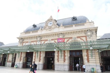 Tren istasyonunun ön yüzünü göster 