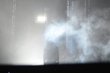 R & B Şarkıcısı Usher 12 Aralık 2015 'te Orlando Florida' daki Amway Center 'da sahne alacak..