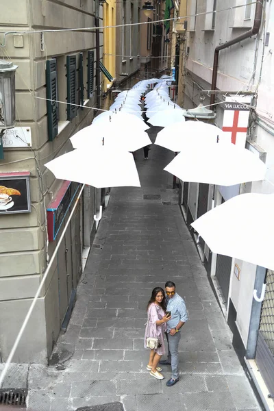 Cenova Talya Nın Güzel Şehrinde Beyaz Şemsiyeler — Stok fotoğraf