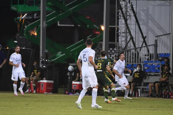 Los Angeles Galaksisi, 14 Temmuz 2020 'de Orlando Florida ABD' deki ESPN Vahşi Spor Dünyası 'nda düzenlenen MLS Sırt Turnuvası sırasında Portland Timbers ile karşı karşıya geldi.