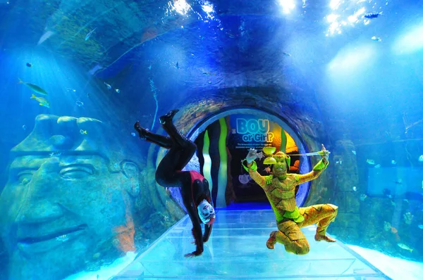 30 Ağustos 2016 'da Orlando Florida' daki güzel Orlando Eye 'daki Cirque du Soleil gösterisi..