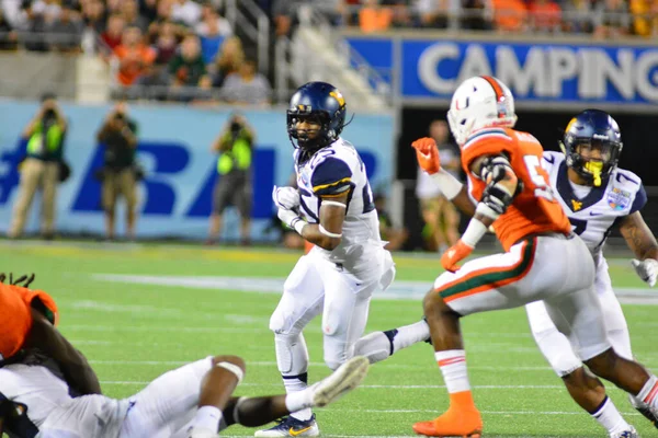 West Virginia Mountaineers Menghadapi Miami Hurricanes Saat Russell Bowl Stadion — Stok Foto