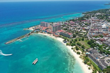 Bir yaz günü Ocho Rios Jamaika 'daki güzel plaj manzarası.