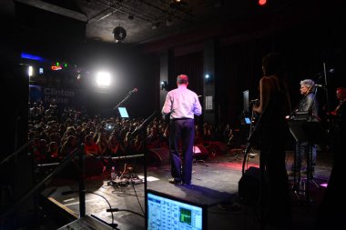 Şarkıcı Jon Bon Jovi, 5 Kasım 2016 'da St. Petersburg Florida' da Devlet Street Theater in Support of HIllary Clinton 'ın Başkan İhalesi' nde sahne alıyor.