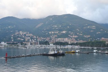 Güzel bir kıyı şeridi manzarası var. 