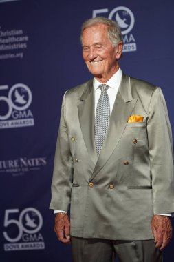 15 Ekim 2019 'da Nashville, Tennessee' deki Linbscome Üniversitesi 'nde verilen 50. GMA Dove Ödülleri sırasında kırmızı halı. 