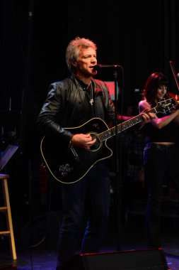 Şarkıcı Jon Bon Jovi, 5 Kasım 2016 'da St. Petersburg Florida' da Devlet Street Theater in Support of HIllary Clinton 'ın Başkan İhalesi' nde sahne alıyor.