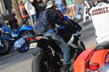 17 Mart 2012 'de Daytona Beach Florida' da düzenlenen geleneksel Bisiklet Haftası sırasında motorcular.