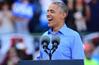 Başkan Barack Obama, Florida Kissimmee 'deki Osceola Heritage Park Stadyumu' nda düzenlenen kampanya mitinginde Demokrat başkan adayı Hillary Clinton 'a seslendi..  