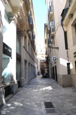 Şehrin sokaklarına bak, binaların dış yüzüne bak.