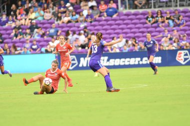 Orlando Pride, 22 Nisan 2018 'de Florida, Orlando' daki Exploria Stadyumu 'nda Houston Dash' e ev sahipliği yaptı..  