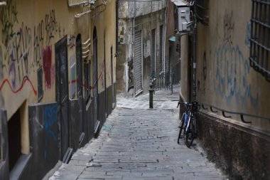 Tipik bir Avrupa sokağı. Güzel ve eski binalar.