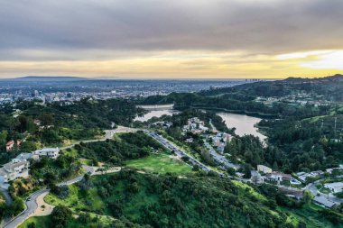 Los Angeles tepelerinin, şehirlerin ve tepeler arasındaki yolların havadan görüntüsü.