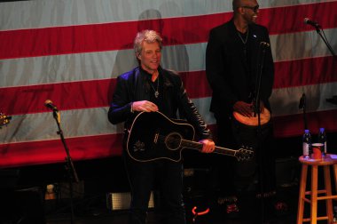 Şarkıcı Jon Bon Jovi, 5 Kasım 2016 'da St. Petersburg Florida' da Devlet Street Theater in Support of HIllary Clinton 'ın Başkan İhalesi' nde sahne alıyor.