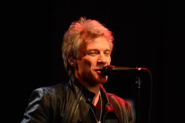 Şarkıcı Jon Bon Jovi, 5 Kasım 2016 'da St. Petersburg Florida' da Devlet Street Theater in Support of HIllary Clinton 'ın Başkan İhalesi' nde sahne alıyor.