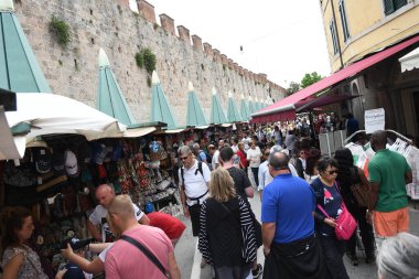 Yerel hediyelik eşya pazarına bak