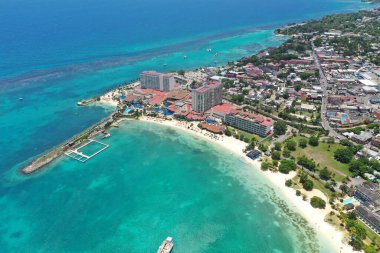 Bir yaz günü Ochos Rios Jamaika 'daki plajların güzel manzarası.  