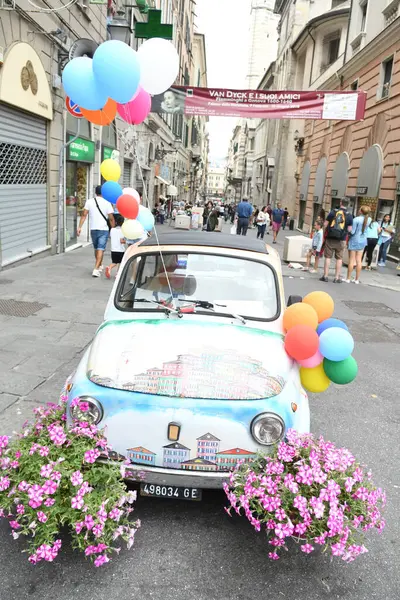 Vista Sulla Vecchia Graziosa Piccola Auto Italiana — Foto Stock