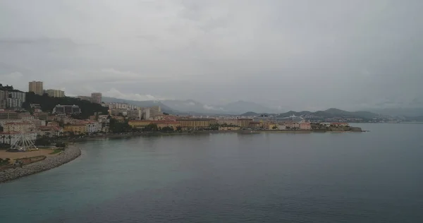 Hermosa Vista Costa Con Una Ciudad — Foto de Stock