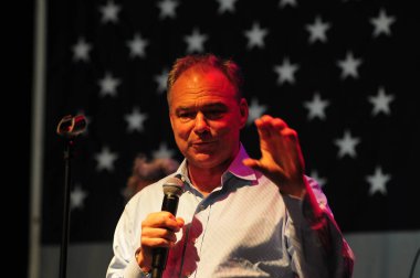 Şarkıcı Jon Bon Jovi, 5 Kasım 2016 'da St. Petersburg Florida' da Devlet Street Theater in Support of HIllary Clinton 'ın Başkan İhalesi' nde sahne alıyor.