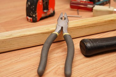 Plier, bir ev yenileme projesi için kullanılacak..