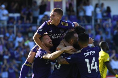 Orlando Magic oyuncusu Fournier, 25 Ekim 2018 tarihinde Orlando Florida 'daki Amway Center' da spor ceketlilere karşı gol atmaya çalıştı..  