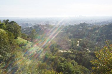 Los Angeles tepelerinin manzarası, tepeler ve şehirler arasındaki yollar.