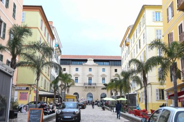 Güzel binaların cepheleriyle sokak manzarası, Güney Fransa kentsel manzarası