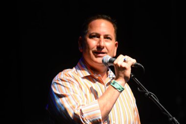 Şarkıcı Jon Bon Jovi, 5 Kasım 2016 'da St. Petersburg Florida' da Devlet Street Theater in Support of HIllary Clinton 'ın Başkan İhalesi' nde sahne alıyor.