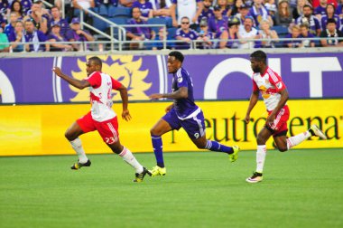 Orlando City SC, 6 Mayıs 2016 'da Orlando Florida' daki Dünya Kampı Stadyumu 'nda New York Red Bulls' a ev sahipliği yaptı..  