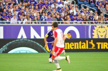 Orlando City SC, 6 Mayıs 2016 'da Orlando Florida' daki Dünya Kampı Stadyumu 'nda New York Red Bulls' a ev sahipliği yaptı..  