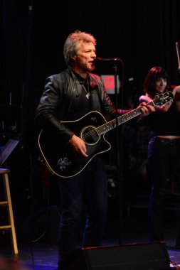 Şarkıcı Jon Bon Jovi, 5 Kasım 2016 'da St. Petersburg Florida' da Devlet Street Theater in Support of HIllary Clinton 'ın Başkan İhalesi' nde sahne alıyor.